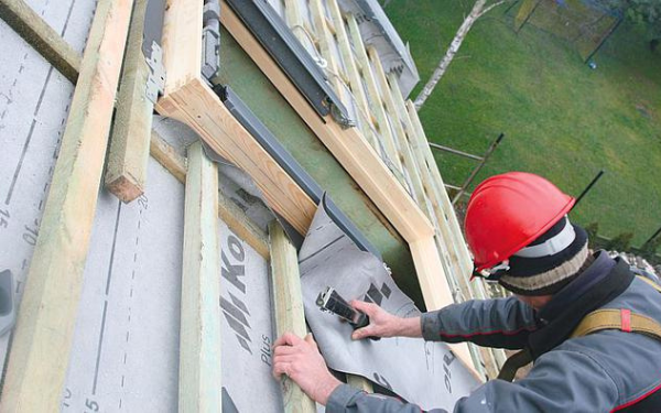 Nowe okna połaciowe do starego dachu: remont poddasza